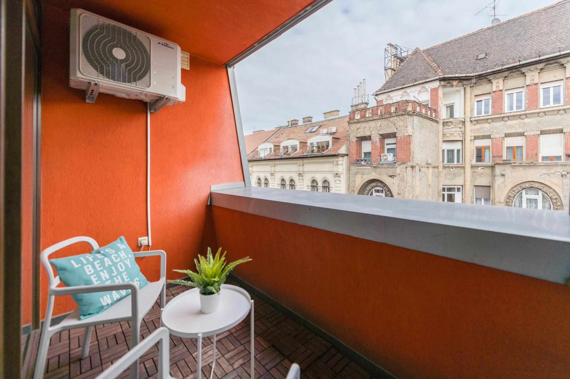 Miami Vice Apartment With Balcony Budapest Kültér fotó